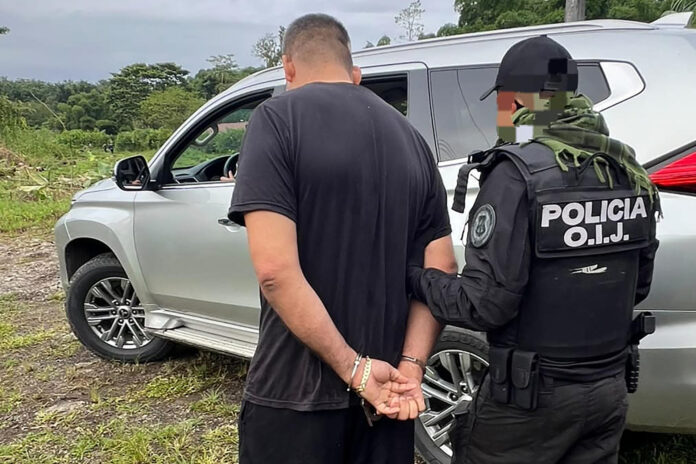 Fotografía cedida por el Organismo de Investigación Judicial de Costa Rica que muestra a uno de sus integrantes trasladando a Alejandro Arias Monge (i), alias Diablo, prófugo de la justicia durante 10 años y por quien Estados Unidos ofrecía una recompensa de 500.000 dólares capturado este viernes, en Sarapiquí, provincia de Heredia (Costa Rica). EFE/ Organismo de Investigación Judicial de Costa Rica
