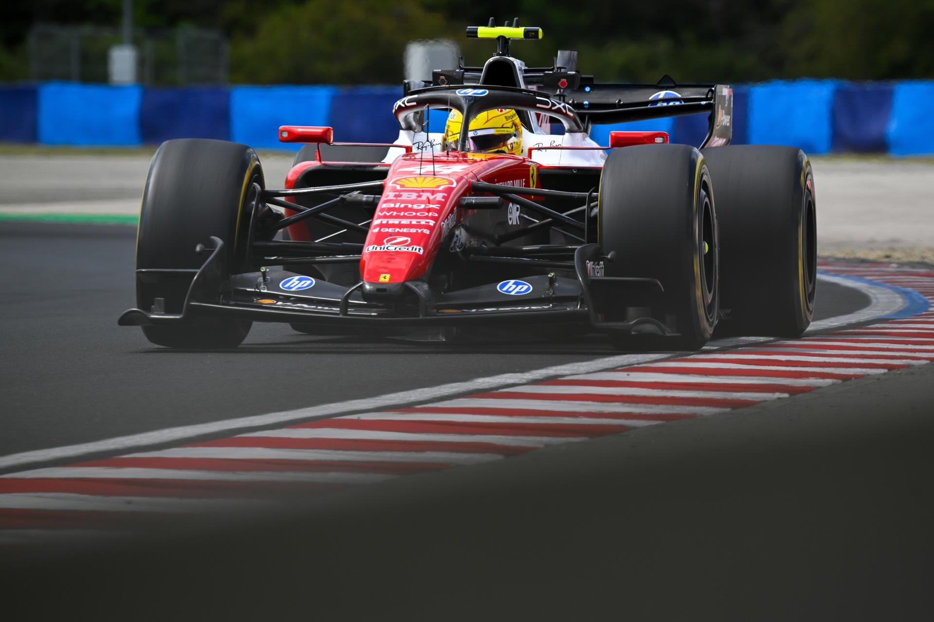MOGYOROD (Hungría), 24/07/2026.- El séptuple campeón mundial inglés Lewis Hamilton (Ferrari), que marcó el mejor tiempo este viernes en los entrenamientos libres para el Gran Premio de Hungría, el undécimo del Mundial de Fórmula Uno, que se disputa en el Hungaroring, el circuito de las afueras de Budapest. EFE/EPA/Zsolt Czegledi
