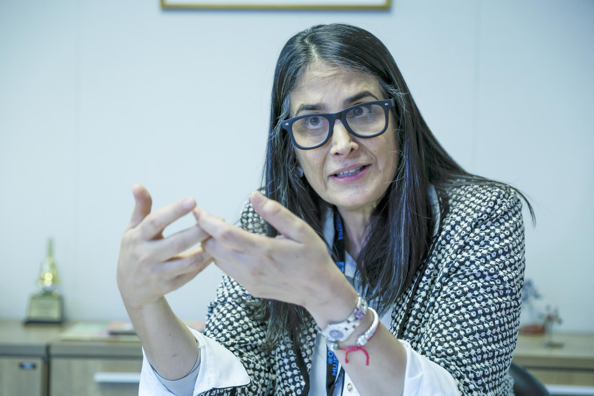 La representante de ONU Mujeres en Ecuador, Miriam Bandes, habla en una entrevista con EFE en la que dijo que "cuando hay eventos deportivos de gran magnitud, la violencia tiende a subir", este lunes, en Quito (Ecuador). EFE/ José Jácome
