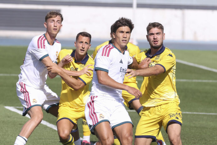 Los jugadores del Real Madrid Dean Huijsen (i) y Gonzalo García (2d)  con dos jugadores del Alcorcón durante el entrenamiento celebrado este viernes en el estadio Alfredo di Stefano, en Madrid. EFE/ Victor Lerena
