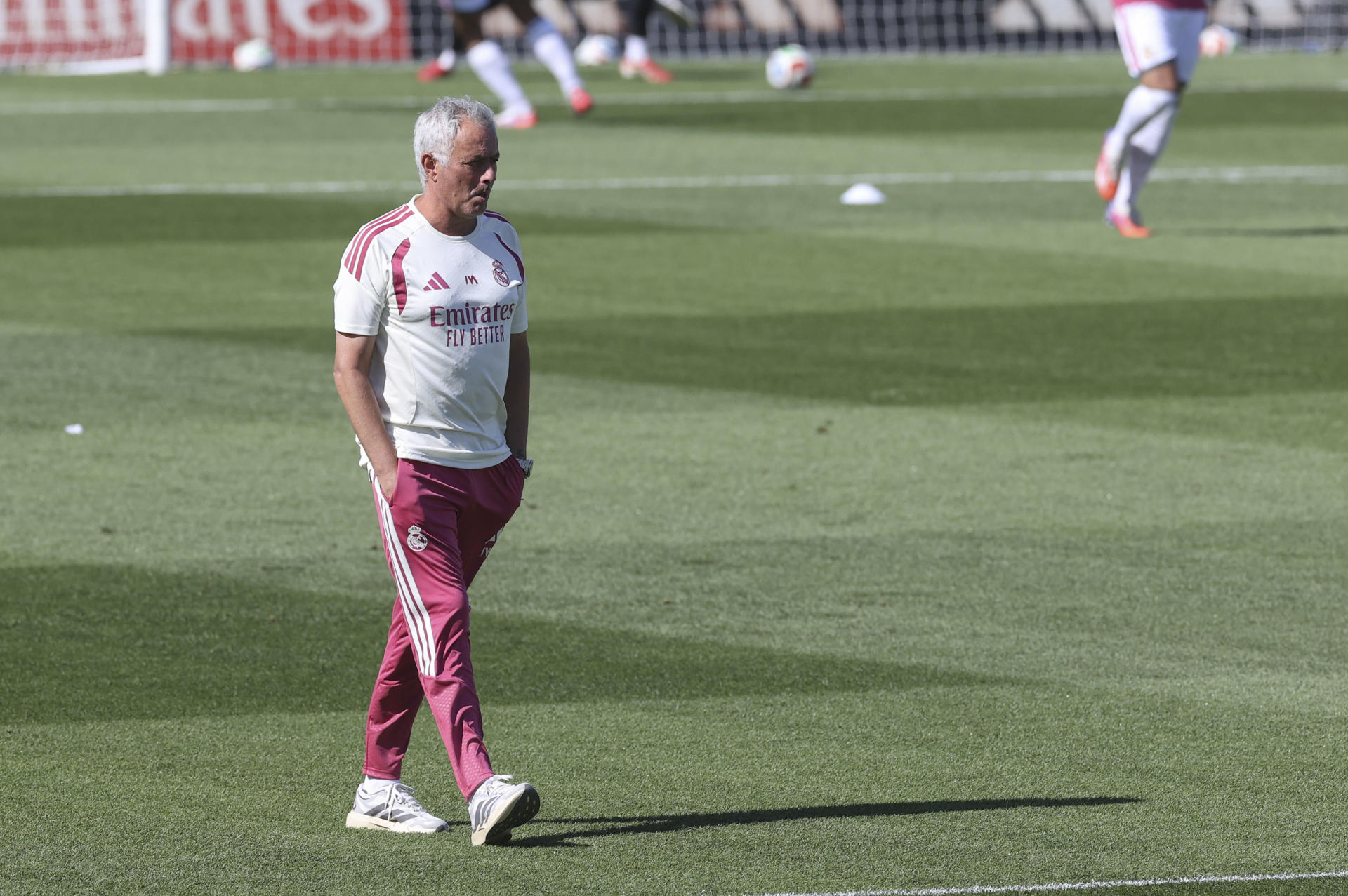 El entrenador del Real Madrid, el portugués José Mourinho, durante el entrenamiento celebrado este viernes en el estadio Alfredo di Stefano, en Madrid. EFE/ Victor Lerena

