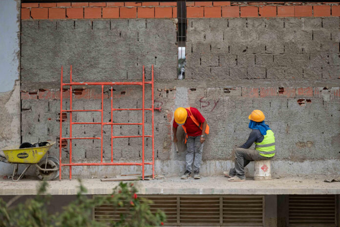Personas trabajan en un edificio afectado por el doble terremoto ocurrido hace un mes, en Caracas (Venezuela). EFE/ Ronald Peña R
