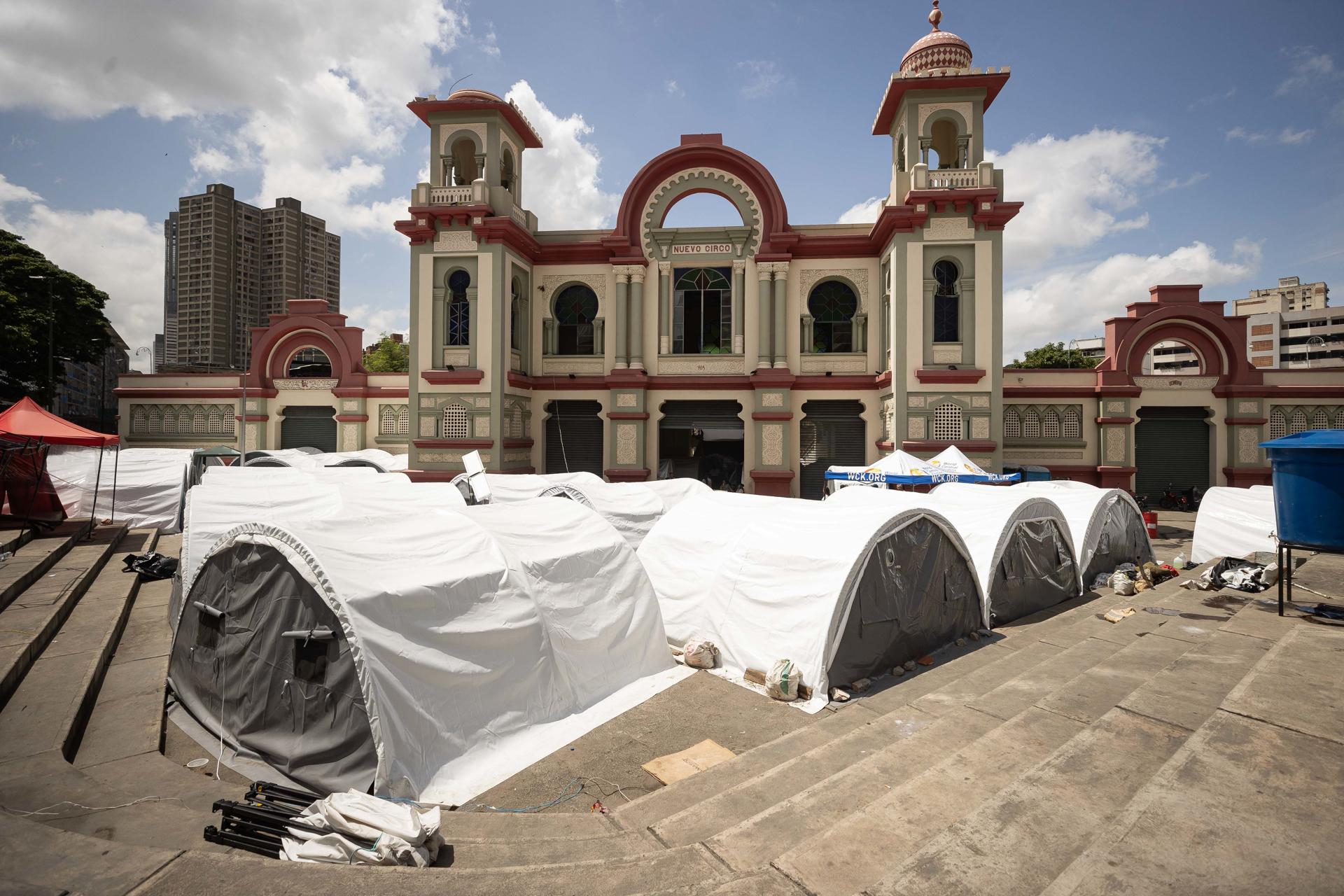 Fotografía que muestra un campamento de damnificados este viernes, en Caracas (Venezuela). EFE/ Ronald Peña R