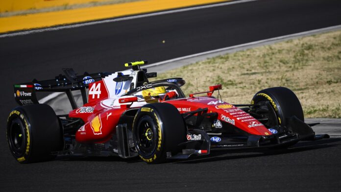 MOGYOROD (Hungría), 24/07/2026.- El séptuple campeón mundial inglés Lewis Hamilton (Ferrari), que marcó el mejor tiempo este viernes en los entrenamientos libres para el Gran Premio de Hungría, el undécimo del Mundial de Fórmula Uno, en el Hungaroring, el circuito de las afueras de Budapest. EFE/EPA/Boglarka Bodnar
