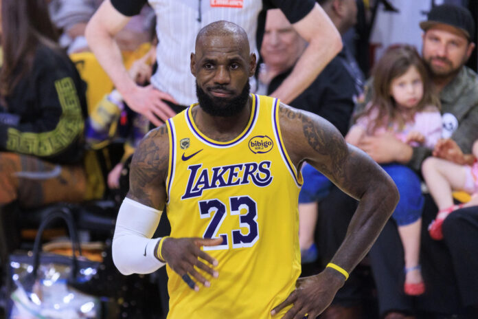 Fotografía de archivo del 18 de abril de 2026 en la que se observa a LeBron James, de Los Angeles Lakers, al reaccionar durante el primer partido de la serie de eliminatorias de la NBA entre Houston Rockets y Los Angeles Lakers en el Crypto.com Arena de Los Ángeles, California (Estados Unidos). EFE/Ariana Ruiz

