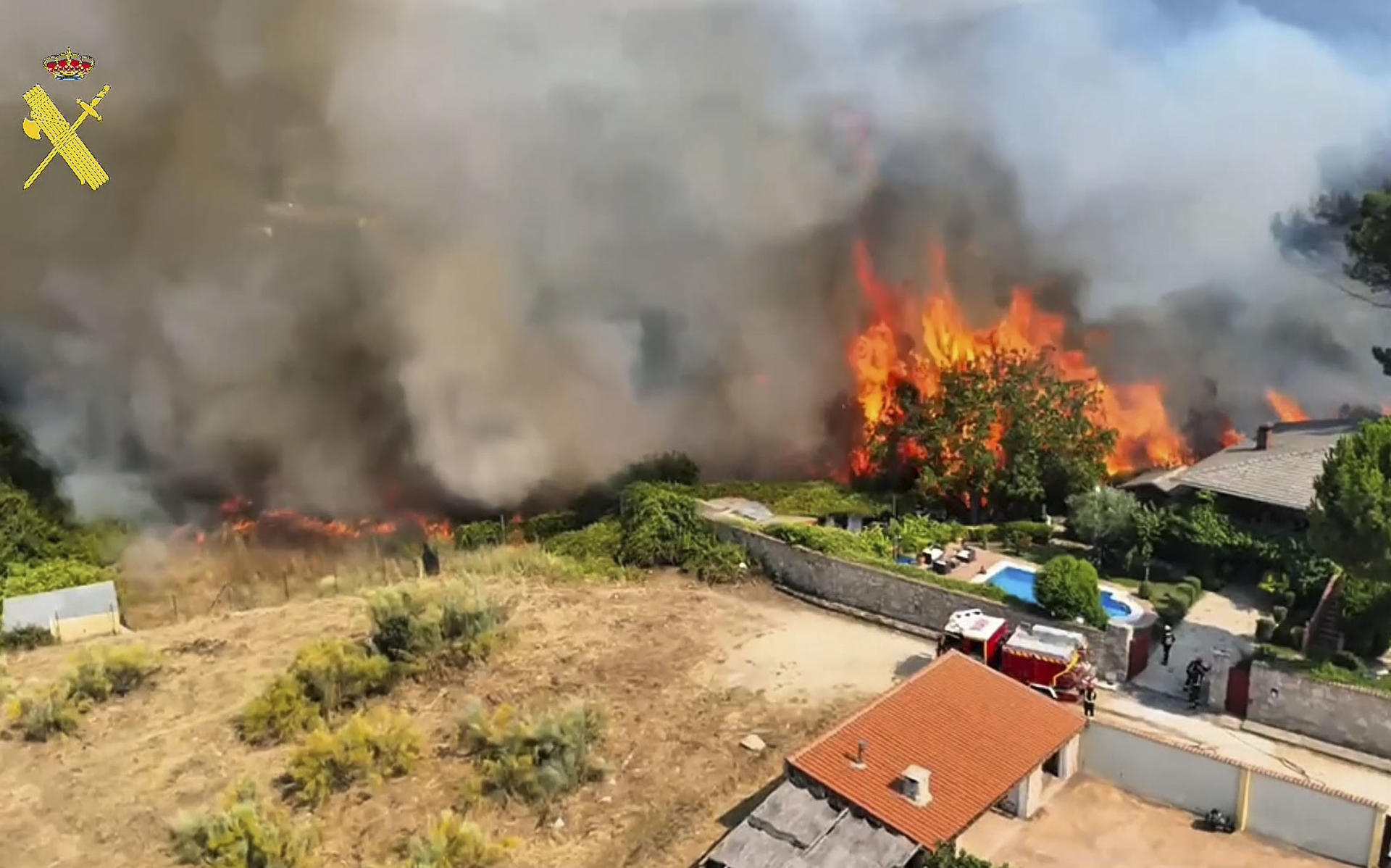- Captura de un video facilitado por la Guardia Civil, de la evolución del incendio en el suroeste de la Comunidad de Madrid. La dirección del operativo desplegado para extinguir los incendios que afectan al suroeste de la Comunidad de Madrid ha ordenado el desalojo de otros dos municipios, los de Navalagamella, de unos 3.200 habitantes, y Zarzalejo, de unos 2.000, ha informado el delegado del Gobierno en Madrid, Francisco Martín. El delegado ha advertido de que el fuego se dirige ahora hacia la zona de El Escorial y ha anunciado que la UME va a establecer las líneas de defensa para proteger este municipio; El Escorial en primer lugar y después San Lorenzo. EFE/Guardia Civil -SÓLO USO EDITORIAL/SOLO USO PERMITIDO PARA ILUSTRAR LA NOTICIA QUE APARECE EN EL PIE DE FOTO (CRÉDITO OBLIGATORIO)-
