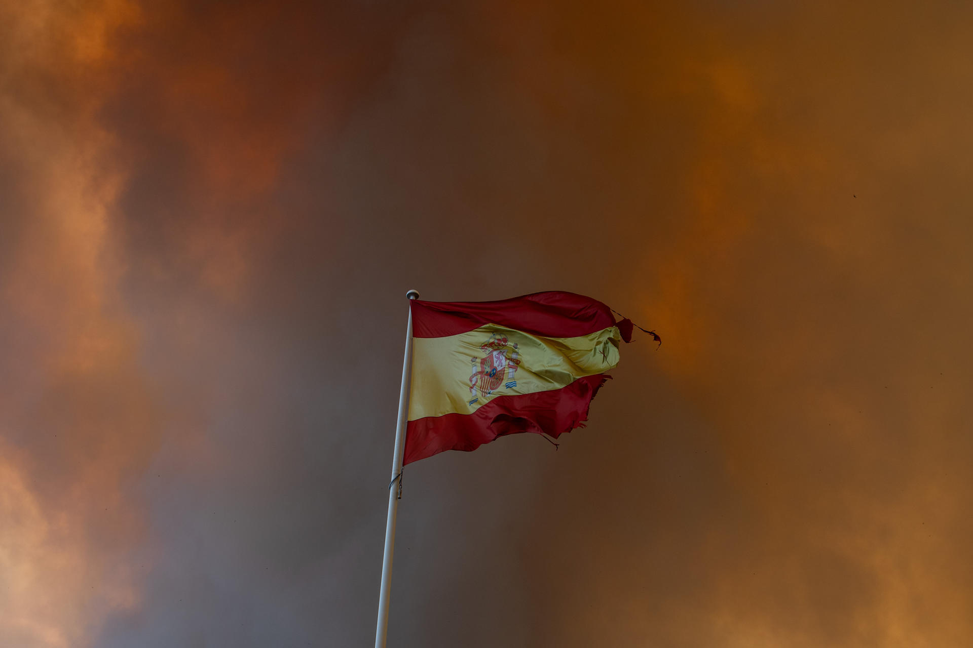 Vista de la humareda causada por el incendio forestal en Cenicientos, Madrid, este viernes. Los fuegos originados en Almorox (Toledo) y San Martín de Valdeiglesias (Madrid) se han fusionado en un solo frente que ha obligado a desalojar otros tres municipios del suroeste madrileño y que avanza sin control con unas condiciones climáticas muy desfavorables.- EFE/ Daniel González
