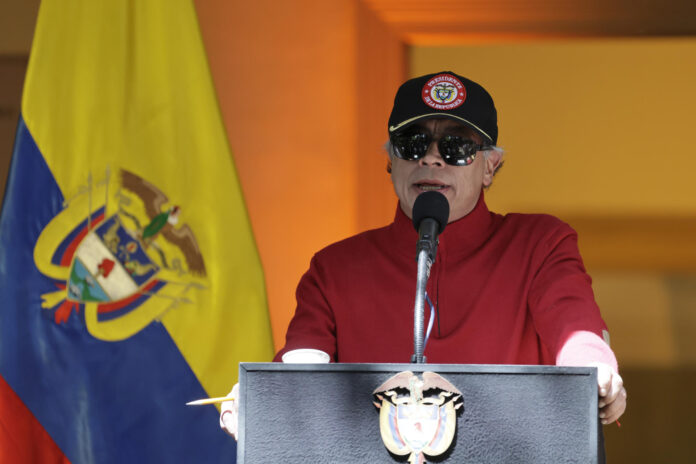 El presidente saliente de Colombia, Gustavo Petro, habla durante el retorno de la espada del Libertador Simón Bolívar en la Casa Museo Quinta de Bolívar en Bogotá (Colombia). EFE/ Carlos Ortega
