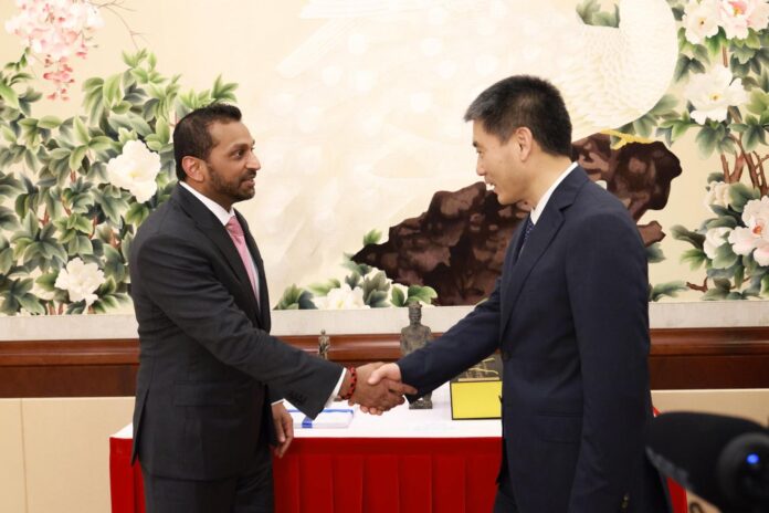 Fotografía difundida en la cuenta en X @FBIDirectorKash del director del FBI, Kash Patel (i), saludando al viceministro del Ministerio de Seguridad Pública de China, Xu Datong, durante una reunión en Pekín (China). EFE/@FBIDirectorKash

