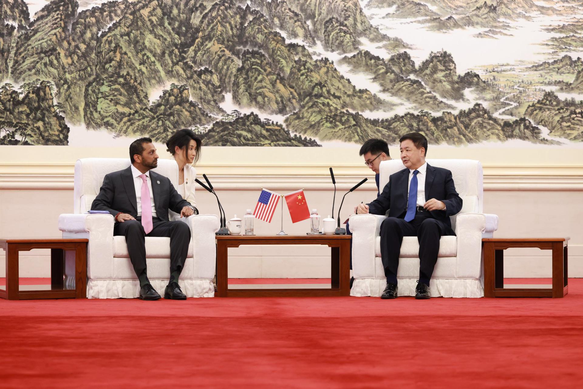 Fotografía difundida en la cuenta en X @FBIDirectorKash del director del FBI, Kash Patel (i), durante una reunión junto al consejero de Estado y ministro de Seguridad Pública de China, Wang Xiaohong (d) en Pekín (China). EFE/@FBIDirectorKash