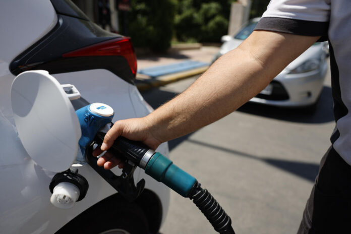 Un cliente reposta en una gasolinera de Madrid en una imagen de archivo. EFE/ Mariscal
