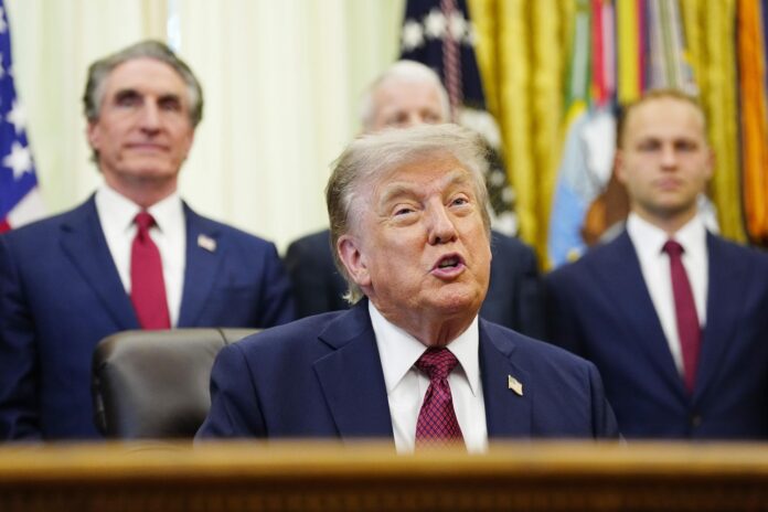 El presidente de Estados Unidos, Donald Trump, habla durante un anuncio sobre innovación nuclear estadounidense en la Oficina Oval de la Casa Blanca en Washington, DC, EE. UU. EFE/BONNIE CASH 
 
//////////
 
WASHINGTON (United States), 24/07/2026.- US President Donald Trump speaks during an announcement on US nuclear innovation in the Oval Office at the White House in Washington, DC, USA, 24 July 2026. The announcement came after the Marine Minerals Administration and the Nuclear Regulatory Commission signed an agreement on 22 July to coordinate oversight of potential nuclear energy projects on the US Outer Continental Shelf. EFE/EPA/BONNIE CASH / POOL

