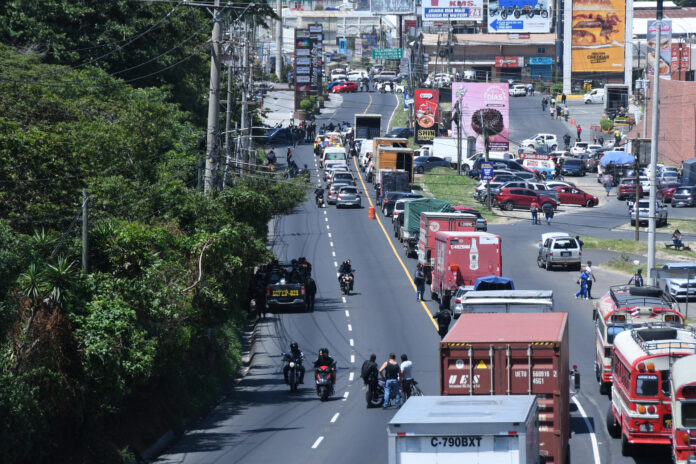 Fotografía que muestra un bloqueo de vehículos en protesta por el alza de los combustibles este viernes, en Ciudad de Guatemala (Guatemala). EFE/ Alex Cruz
