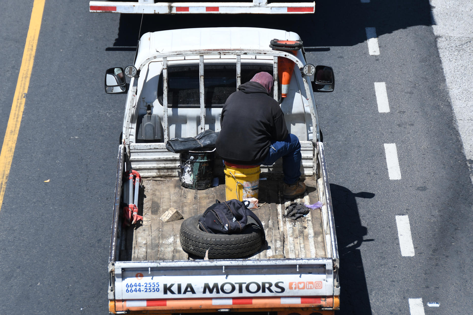 Fotografía que muestra una persona a bordo de una camioneta este viernes, durante un bloqueo de vehículos en protesta por el alza de los combustibles, en Ciudad de Guatemala (Guatemala). EFE/ Alex Cruz