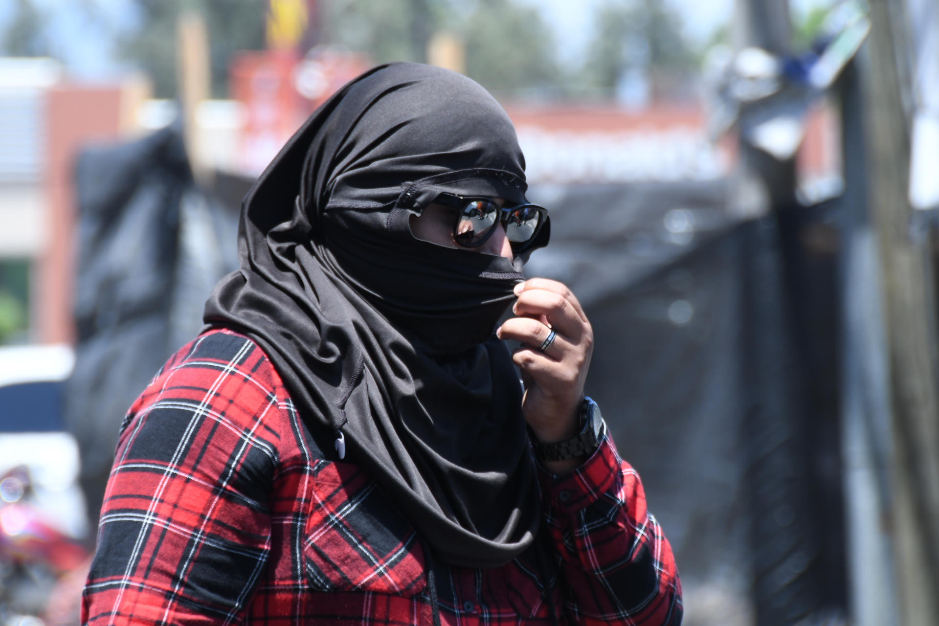 Una persona participa en un bloqueo vehicular en protesta por el alza de los combustibles este viernes, en Ciudad de Guatemala (Guatemala). EFE/ Alex Cruz