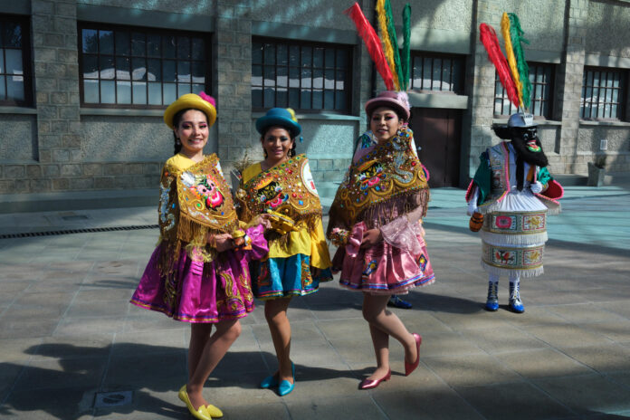 Mujeres participan en la presentación de la máscara de la morenada este viernes, en La Paz (Bolivia). EFE/Luis Gandarillas

