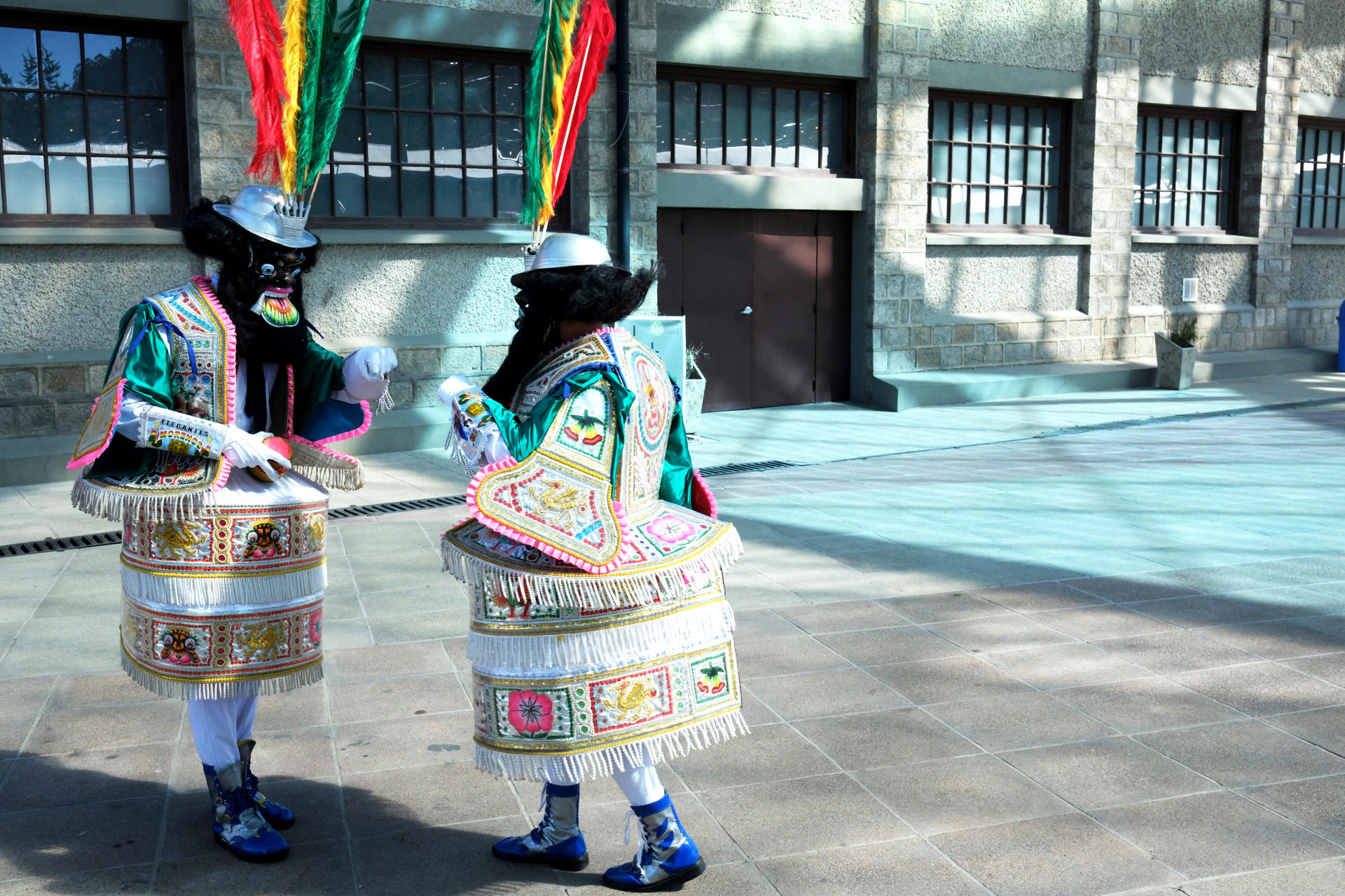 Artistas participan en la presentación de la máscara de la morenada este viernes, en La Paz (Bolivia). EFE/Luis Gandarillas