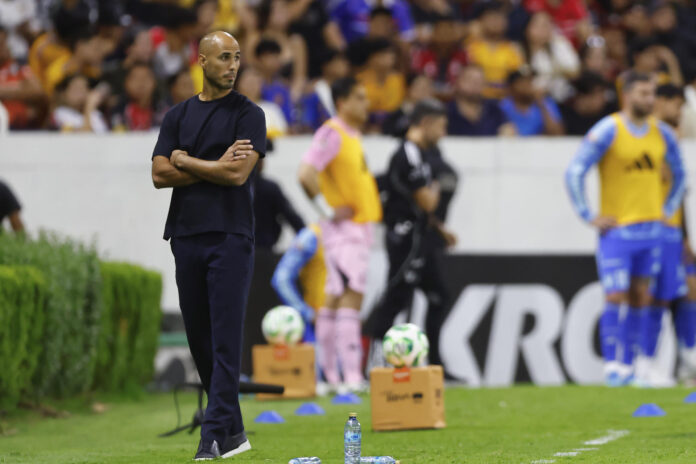 Fotografía de archivo donde aparece el entrenador de Tigres, Guido Pizarro. EFE/ Francisco Guasco
