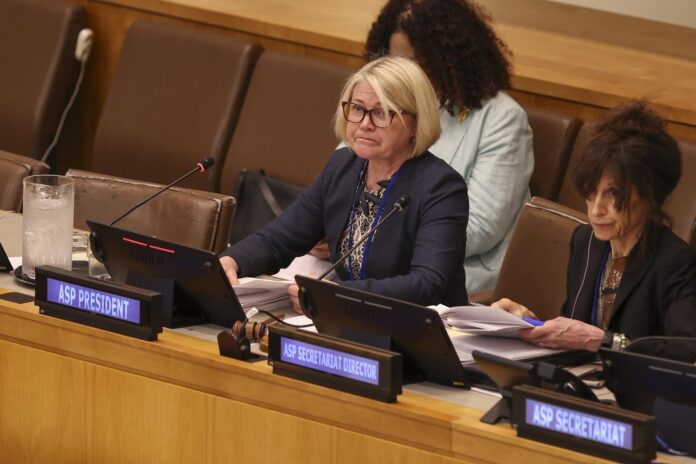 La embajadora finlandesa y presidenta de la Asamblea de los Estados Parte de la Corte Penal Internacional (CPI), Paivi Kaukoranta (c), fue captada este 24 de julio durante la votación para la destitución del Fiscal de la CPI Karim Ahmad Khan, en la Sede de las Naciones Unidas, en Nueva York (NY, EE.UU.). EFE/Sarah Yenesel
