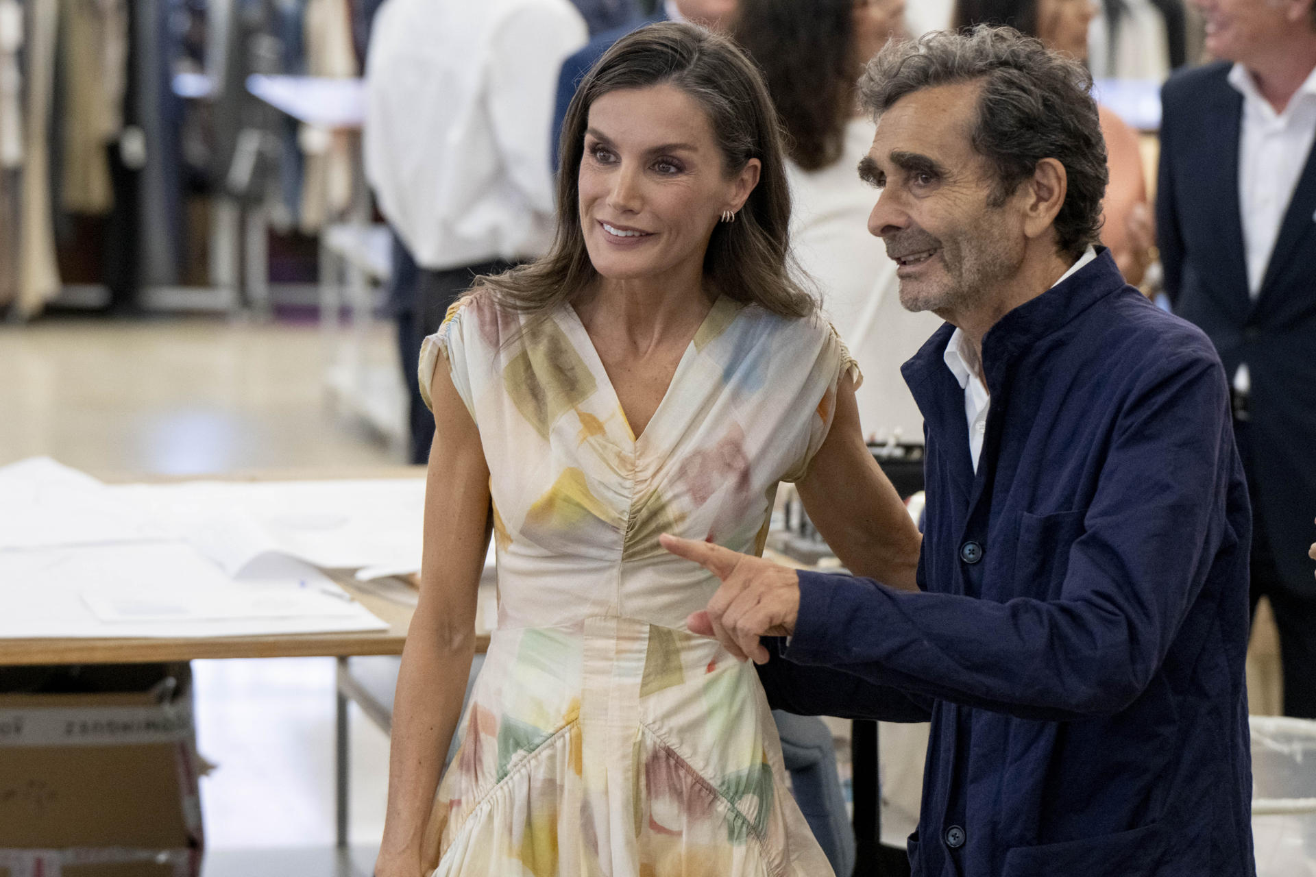 La reina Letizia visita junto al fundador y diseñador Adolfo Domínguez (dcha), este viernes, 24 de julio, víspera del Día de Galicia, las instalaciones de Adolfo Domínguez en San Cibrao (Ourense), con motivo de los 50 años de la firma decana de la moda española y la primera en cotizar en bolsa, cuyas riendas llevan ahora las hijas del diseñador gallego. EFE/Brais Lorenzo