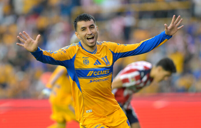 Fotografía de archivo del 11 de abril de 2026 en la que se observa a Ángel Correa, en ese entonces en Tigres, al celebrar un gol en un partido de la Liga MX entre Tigres y Guadalajara en el Estadio Universitario de la ciudad de San Nicolás de los Garza (México). EFE/ Miguel Sierra
