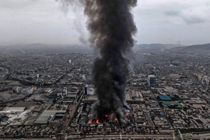 Fotografía aérea cedida por la Agencia Andina que muestra un incendio de grandes proporciones que se registra desde la madrugada de en Lima (Perú). EFE/ Juan Carlos Guzmán
