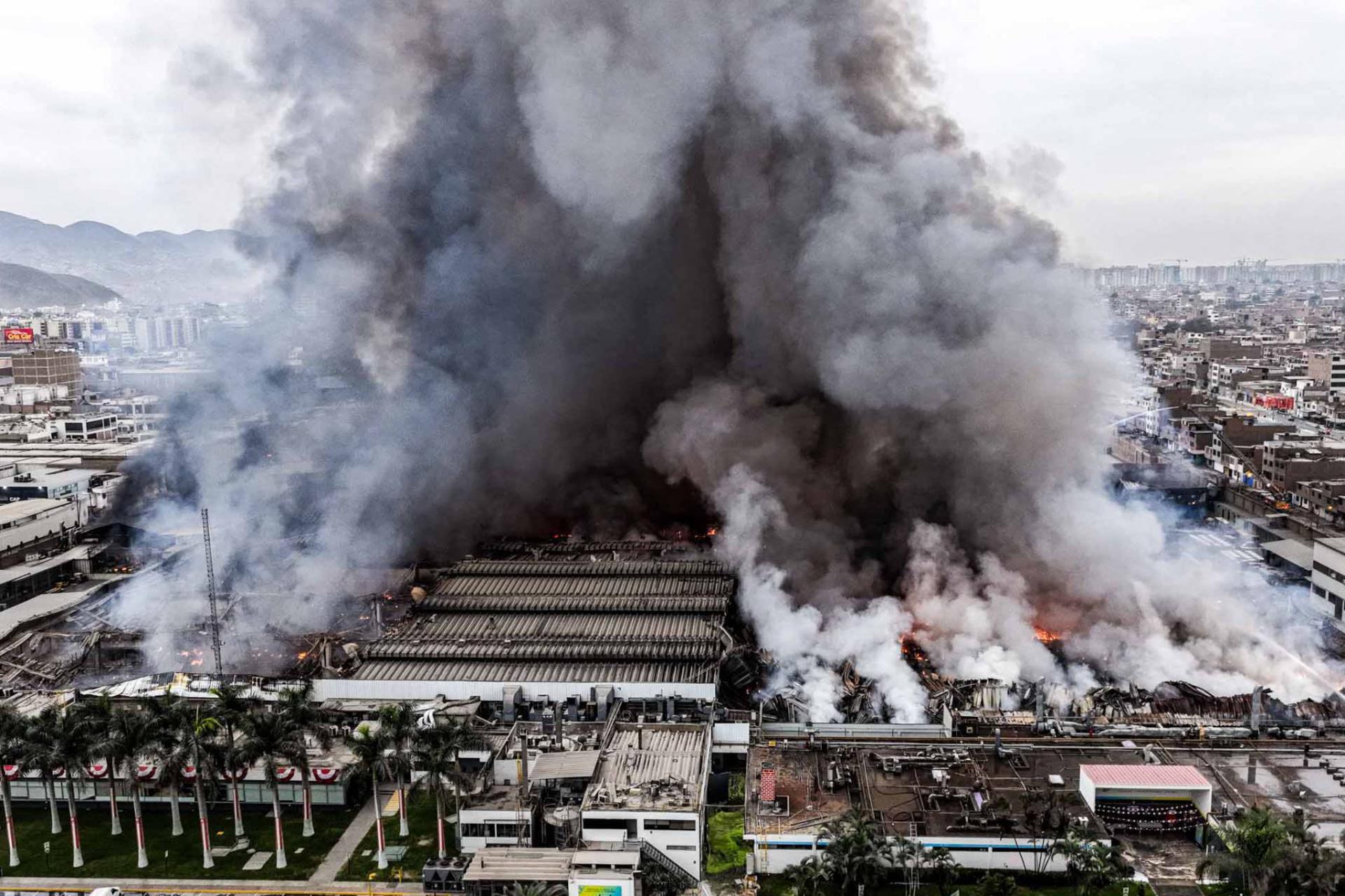 Fotografía aérea cedida por la Agencia Andina que muestra un incendio de grandes proporciones que se registra desde la madrugada de en Lima (Perú). EFE/ Juan Carlos Guzmán