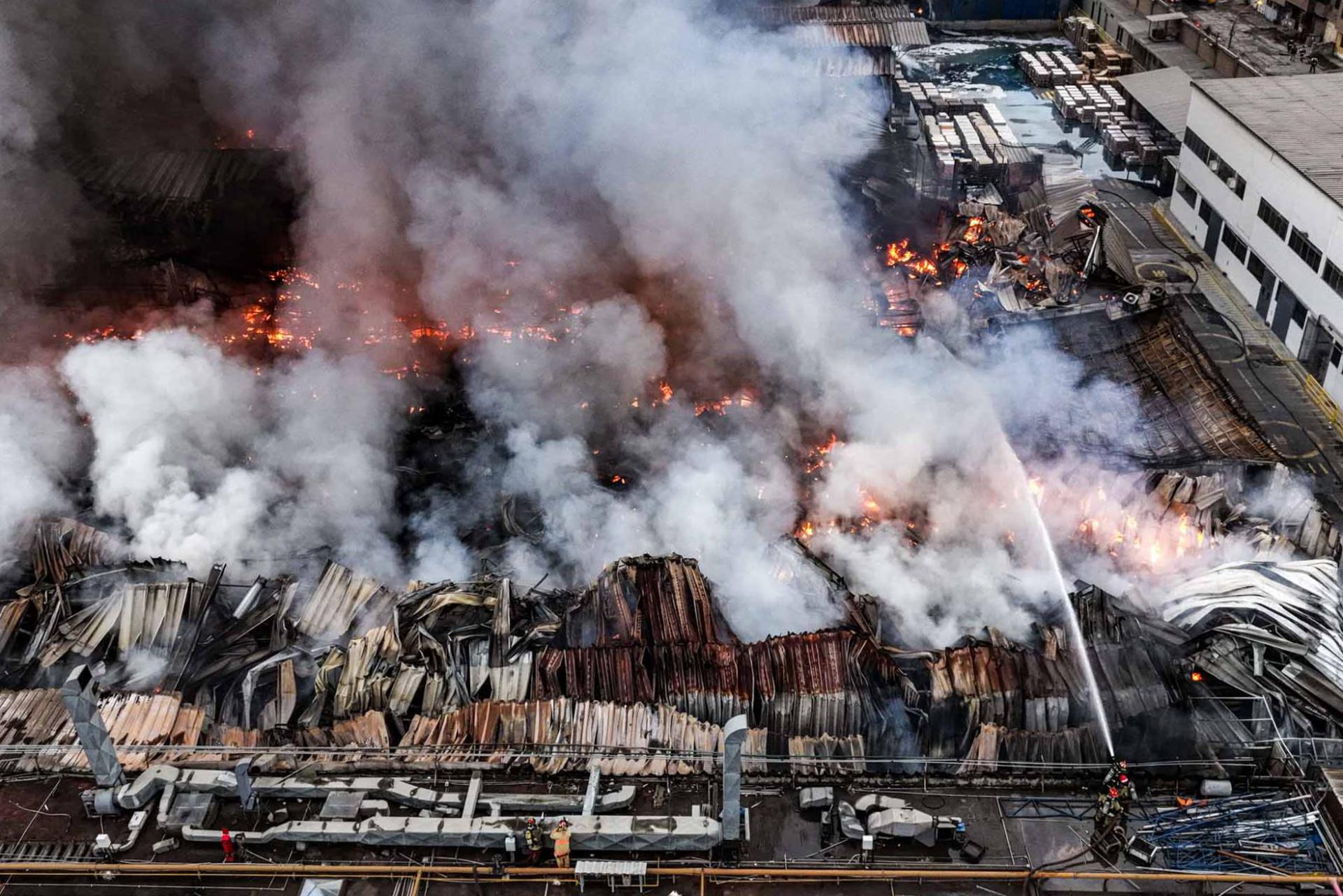 Fotografía aérea cedida por la Agencia Andina que muestra un incendio de grandes proporciones que se registra desde la madrugada de en Lima (Perú). EFE/ Juan Carlos Guzmán