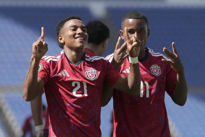 Keyner Hernández (i) de Costa Rica celebra un gol este viernes, en un partido del Campeonato Sub-20 de la Concacaf entre Guatemala y Costa Rica en el estadio Cuauhtémoc en Puebla (México). EFE/ Hilda Ríos
