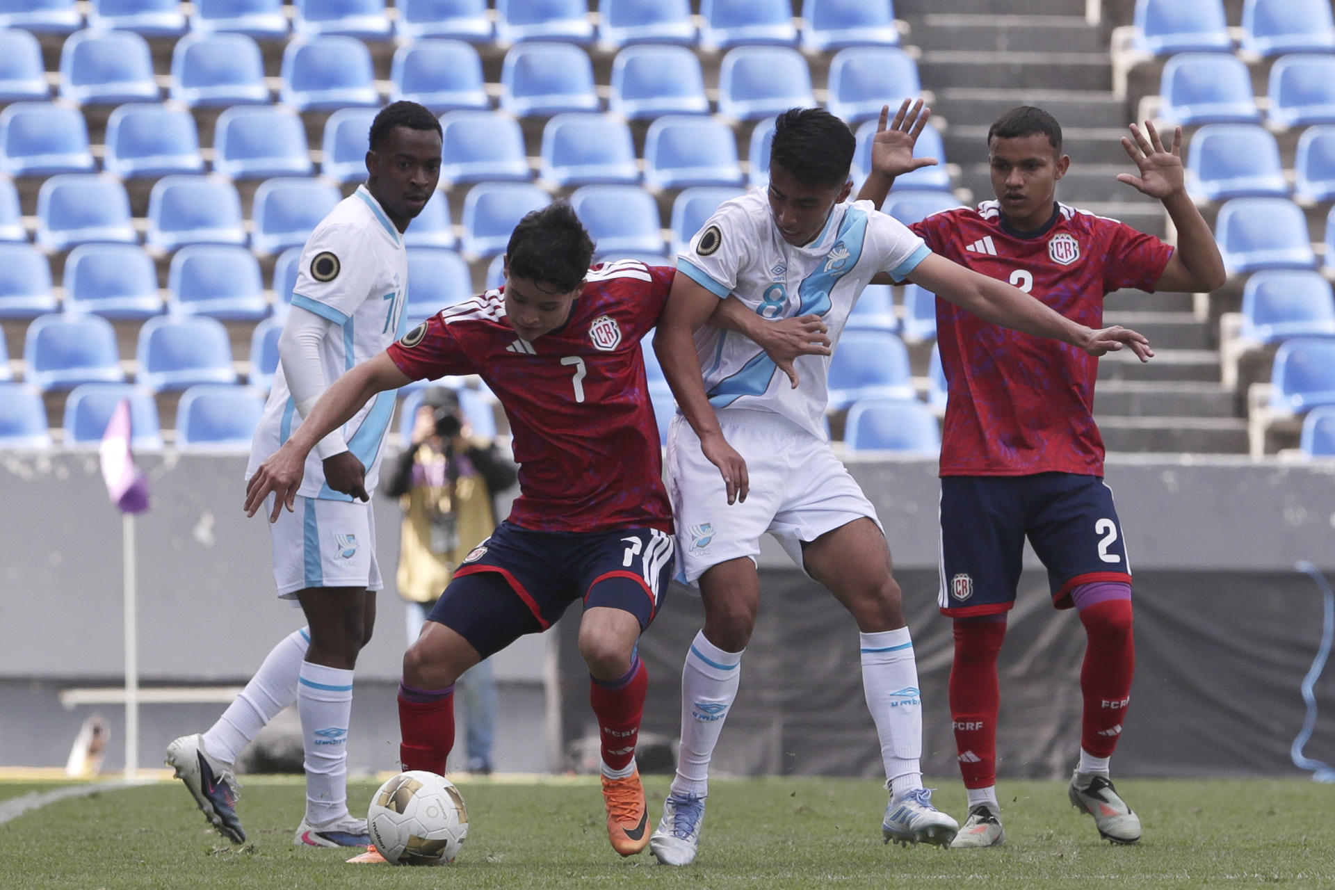Omar Bolaños (d) de Guatemala disputa el balón con Gabriel Sibaja de Costa Rica este viernes, en un partido del Campeonato Sub-20 de la Concacaf entre Guatemala y Costa Rica en el estadio Cuauhtémoc en Puebla (México). EFE/ Hilda Ríos
