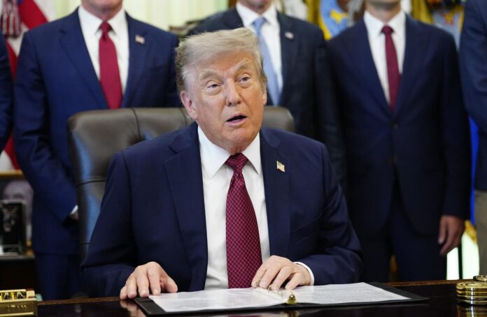 El presidente de EE.UU., Donald Trump, fue captado este 24 de julio, durante un anuncio, en la Oficina Oval de la Casa Blanca, en Washington DC (EE.UU.). EFE/Bonnie Cash/Pool
