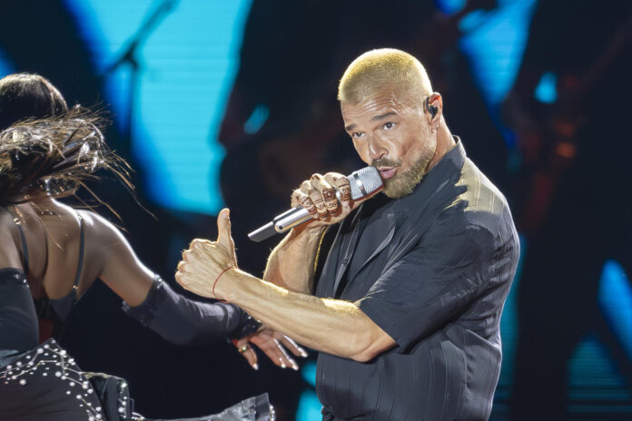 El músico y cantante puertorriqueño Ricky Martín durante su actuación este viernes en el Estadio Iberoamericano de Huelva incluido en ‘Las Noches del Foro’. EFE/Alberto Díaz.
