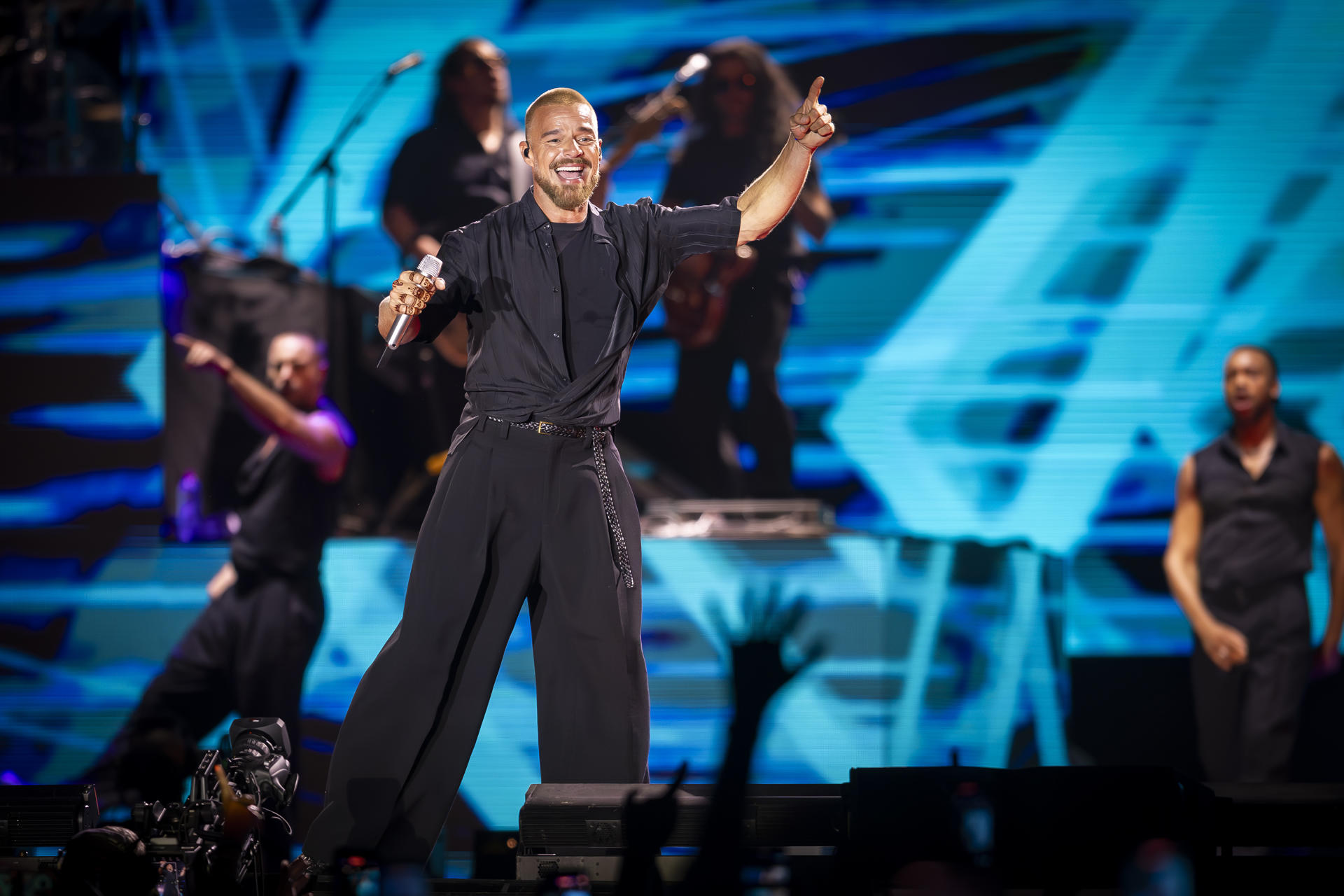 El músico y cantante puertorriqueño Ricky Martín durante su actuación este viernes en el Estadio Iberoamericano de Huelva incluido en ‘Las Noches del Foro’. EFE/Alberto Díaz.
