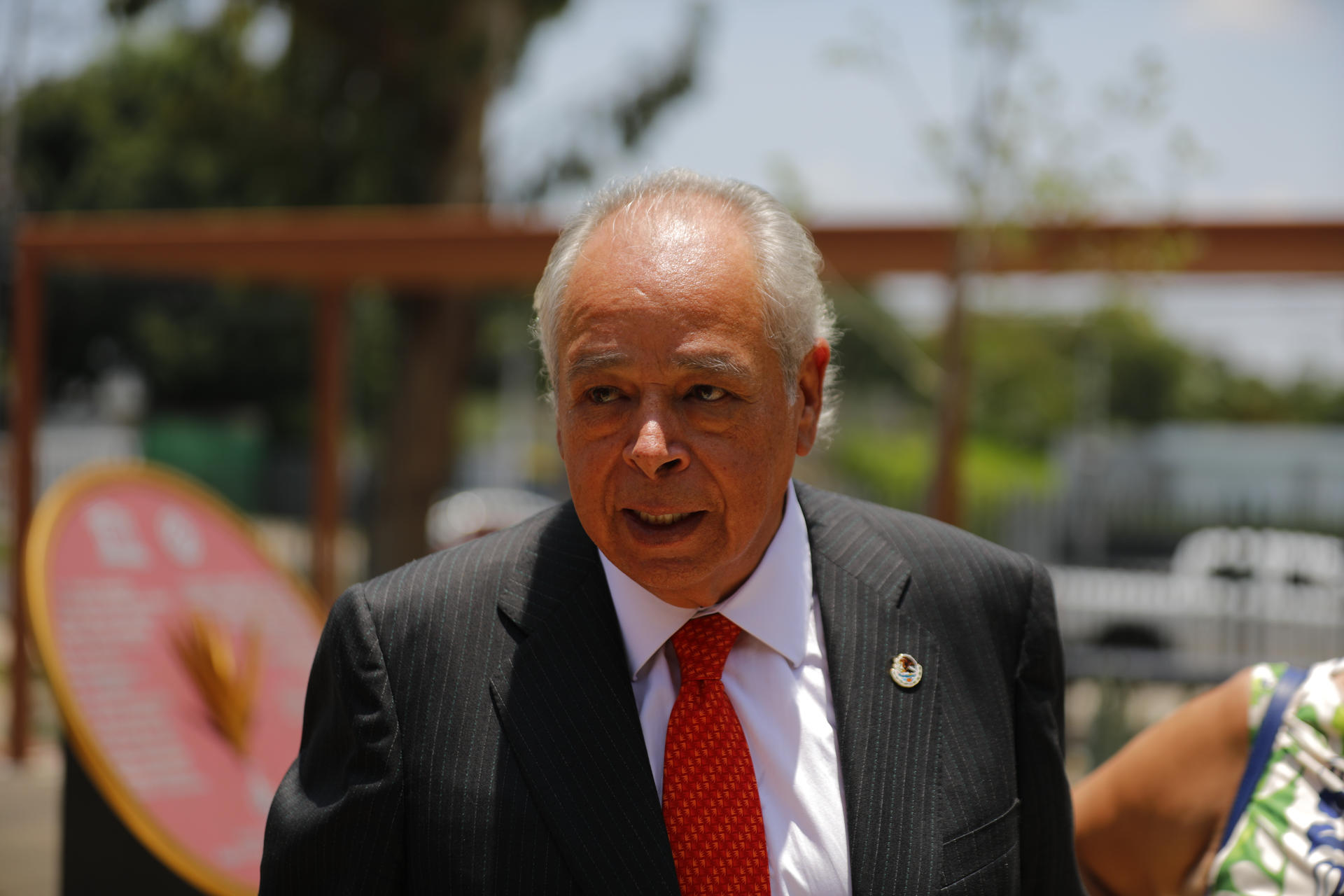 El presidente del Consejo Regulador del Tequila (CRT), Aurelio López Rocha (i), llega a la celebración del Día Nacional del Tequila en Guadalajara, Jalisco (México). EFE/ Francisco Guasco