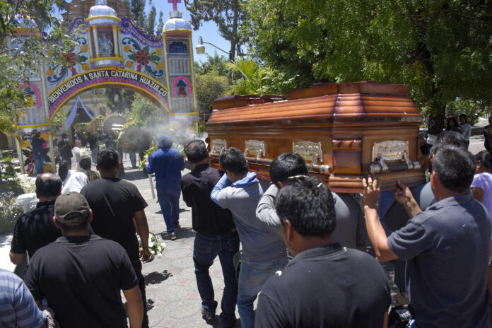 Personas asisten al funeral del alcalde Municipal Temoac, Valentín Lavín Romero, quien fue asesinado el pasado 22 de julio al interior de la Presidencia Municipal, en el estado de Morelos (México). EFE/ Tony Rivera
