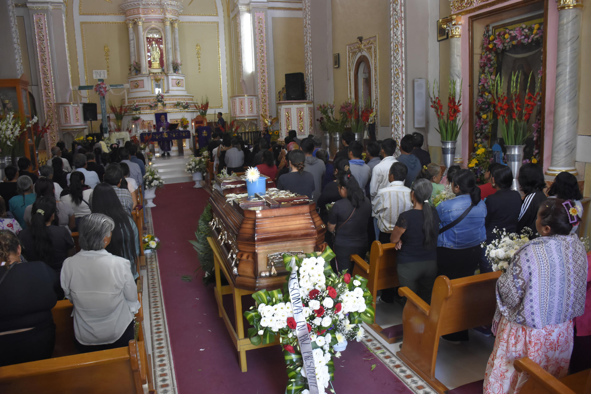 Personas asisten al funeral del alcalde Municipal Temoac, Valentín Lavín Romero, quien fue asesinado el pasado 22 de julio al interior de la Presidencia Municipal, en el estado de Morelos (México). EFE/ Tony Rivera