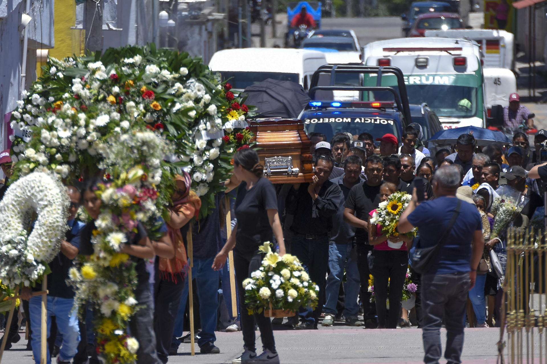 Personas asisten al funeral del alcalde Municipal Temoac, Valentín Lavín Romero, quien fue asesinado el pasado 22 de julio al interior de la Presidencia Municipal, en el estado de Morelos (México). EFE/ Tony Rivera