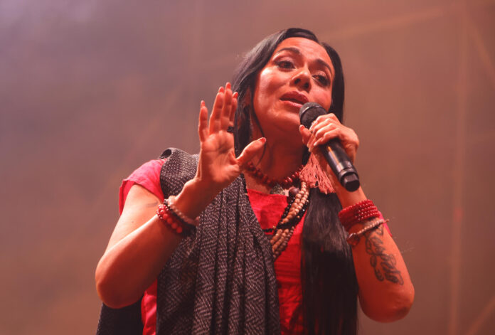La cantante y compositora mexicana Lila Downs durante su actuación este viernes en la Plaza de la Quintana de Santiago de Compostela enmarcado en las Fiestas del Apóstol. EFE / Xoán Rey.
