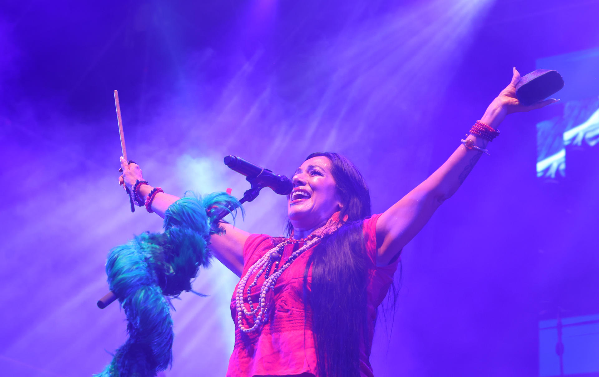 La cantante y compositora mexicana Lila Downs durante su actuación este viernes en la Plaza de la Quintana de Santiago de Compostela enmarcado en las Fiestas del Apóstol. EFE / Xoán Rey.