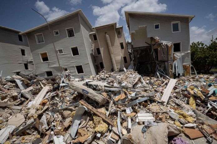 Fotografía que muestra escombros de edificios afectados por los terremotos del pasado 24 de junio, este miércoles, en Catia La Mar (Venezuela). EFE/ Ronald Peña R
