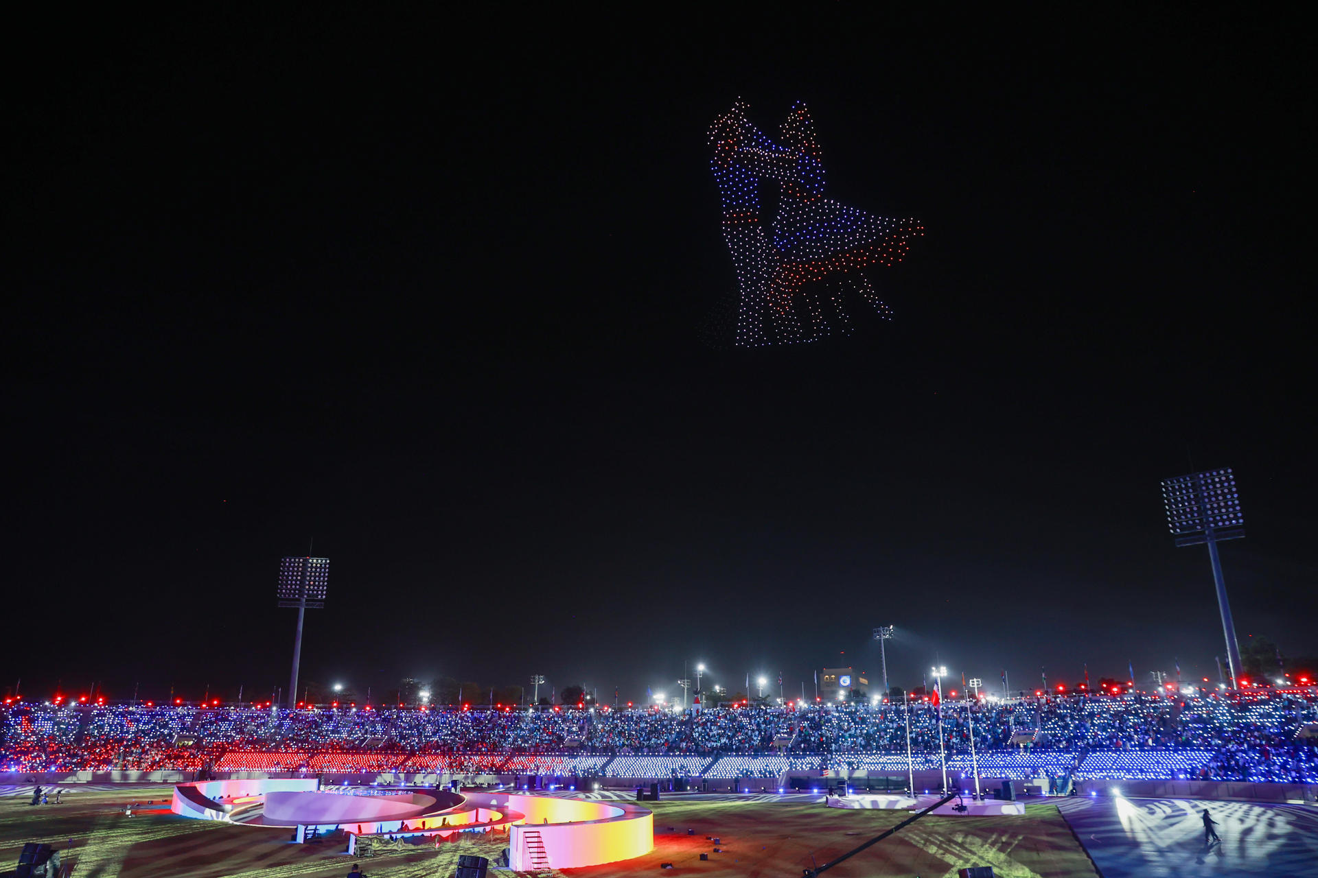 Centenas de bailarines, músicos, cantantes y artistas desfilaron este viernes por el estadio Félix Sánchez de Santo Domingo en un espectáculo de luces y colorido ofrecido para inaugurar la vigésima quinta edición de los Juegos Centroamericanos y del Caribe. EFE/ Orlando Barría
