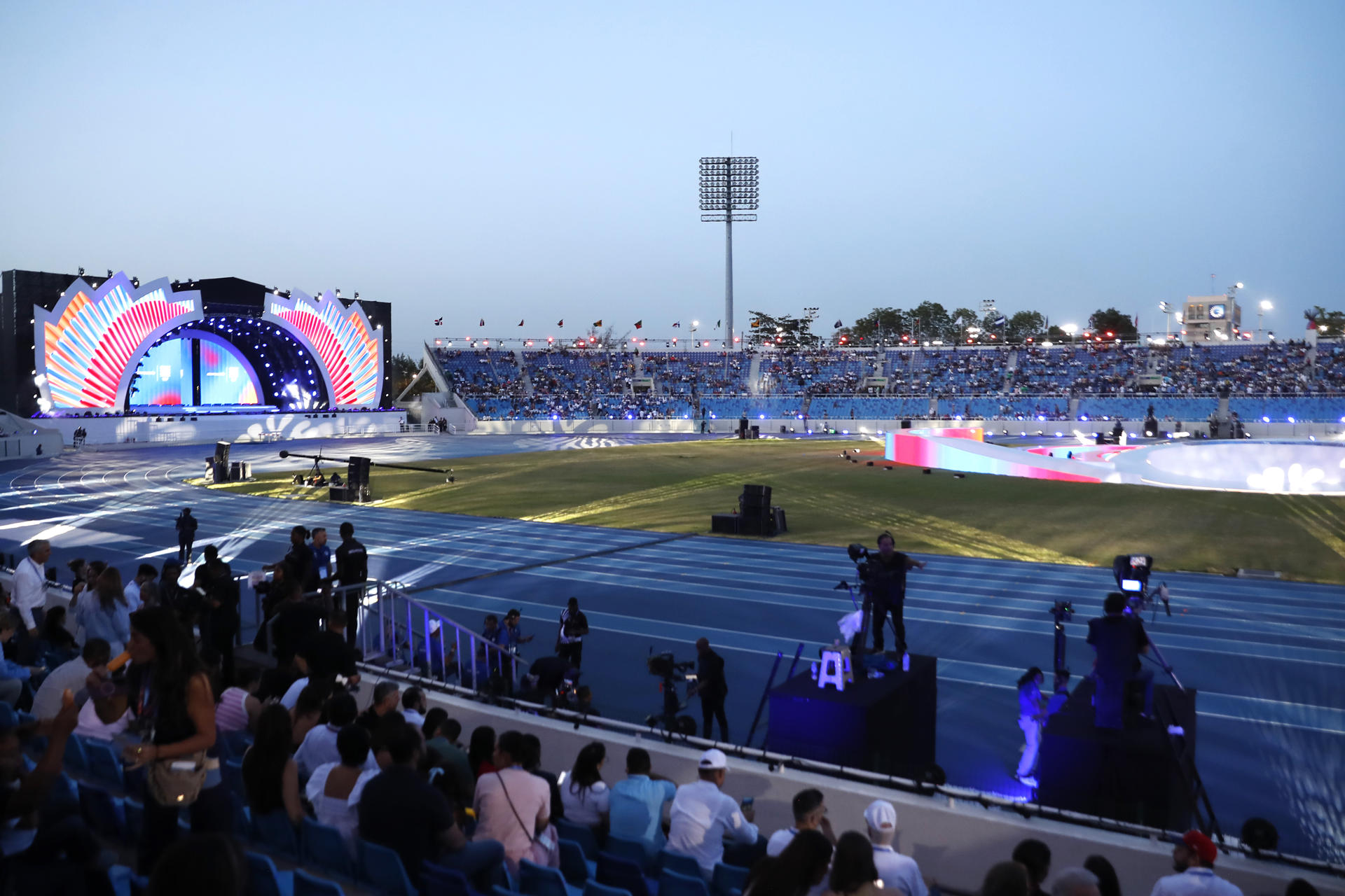 Centenas de bailarines, músicos, cantantes y artistas desfilaron este viernes por el estadio Félix Sánchez de Santo Domingo en un espectáculo de luces y colorido ofrecido para inaugurar la vigésima quinta edición de los Juegos Centroamericanos y del Caribe. EFE/Rodrigo Sura.
