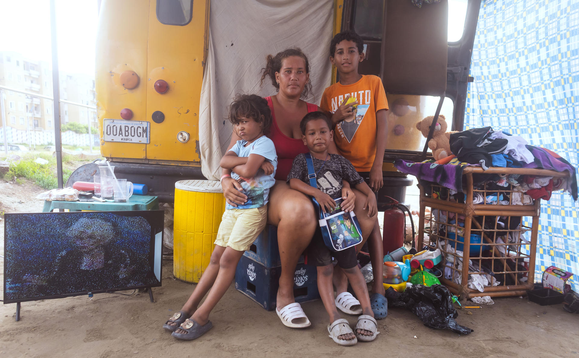 Yunesky Barrios y sus hijos, sobrevivientes de los terremotos de hace un mes en Venezuela, fueron captados al posar para EFE, en Catia La Mar (La Guaira, Venezuela). EFE/Miguel Gutiérrez
Evelyn Xiomara Reyes posando con su perro Coky, en Catia La Mar (Venezuela). Reyes, de 73 años, cuenta que lo más importante que sacó de su casa inmediatamente después de terremotos que afectaron al estado La Guaira hace un mes fue a su mascota. "Coky es mi perrito. Fue lo más importante que rescaté, junto a mi tía Dolores de 86 años. Ella está hospitalizada en el Hospital Periférico de Catia y está mucho mejor. Pienso que Dios nos da una segunda oportunidad. Su misericordia se muestra con nuestras casas que dicen aún se pueden habitar. Yo confío mucho en él, que es el único que nos da nuestra fecha de partida", relata. EFE/ Miguel Gutiérrez