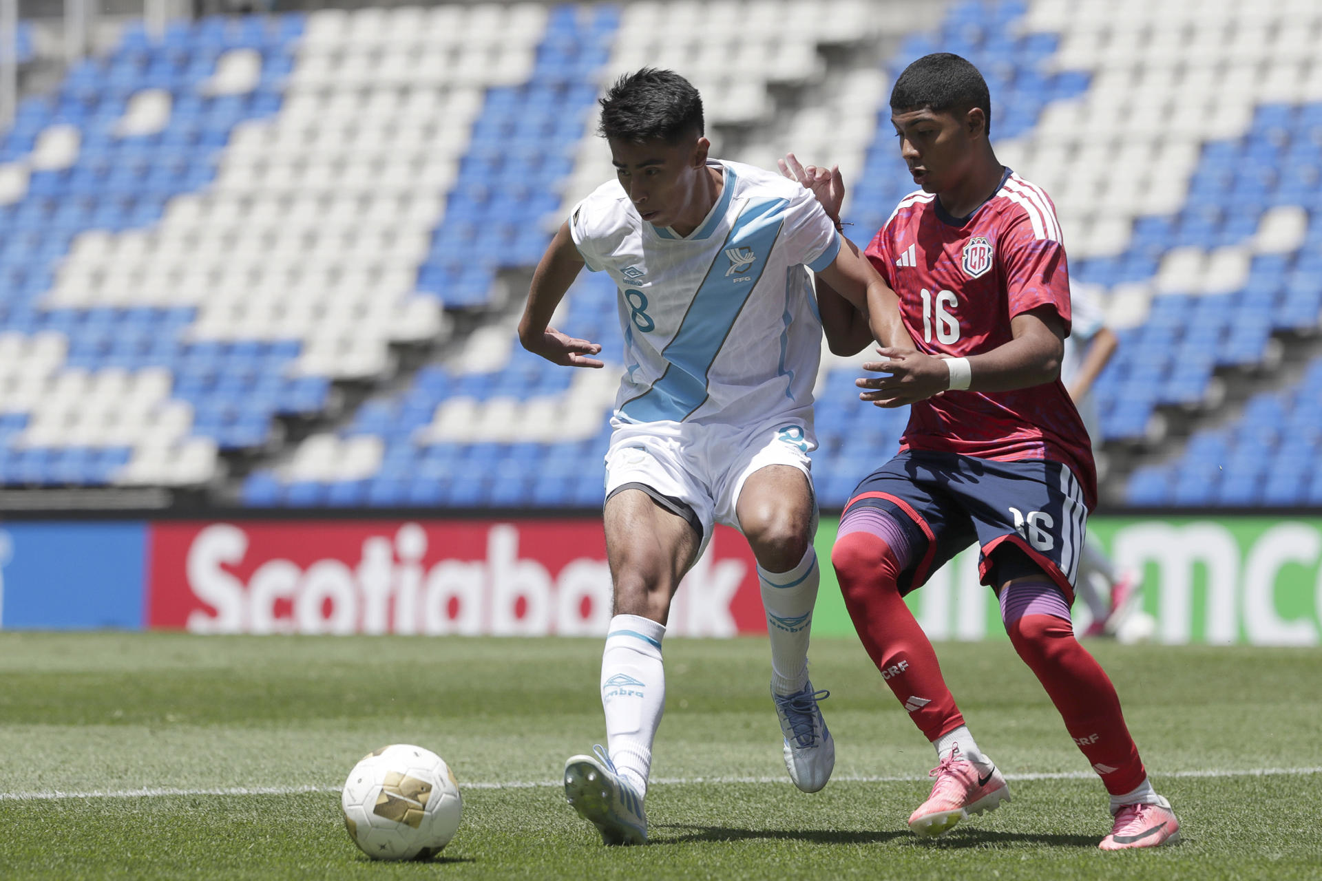 El guatemalteco Omar Bolaños (i) disputa el balón con el costarricense Kaden Farrier durante el partido de la primera jornada del torneo sub-20 de la Concacaf, clasificatorio para los Juegos Olímpicos de Los Ángeles 2028 que se jugó este viernes en el estadio Cuauhtémoc en Puebla. EFE/ Hilda Ríos