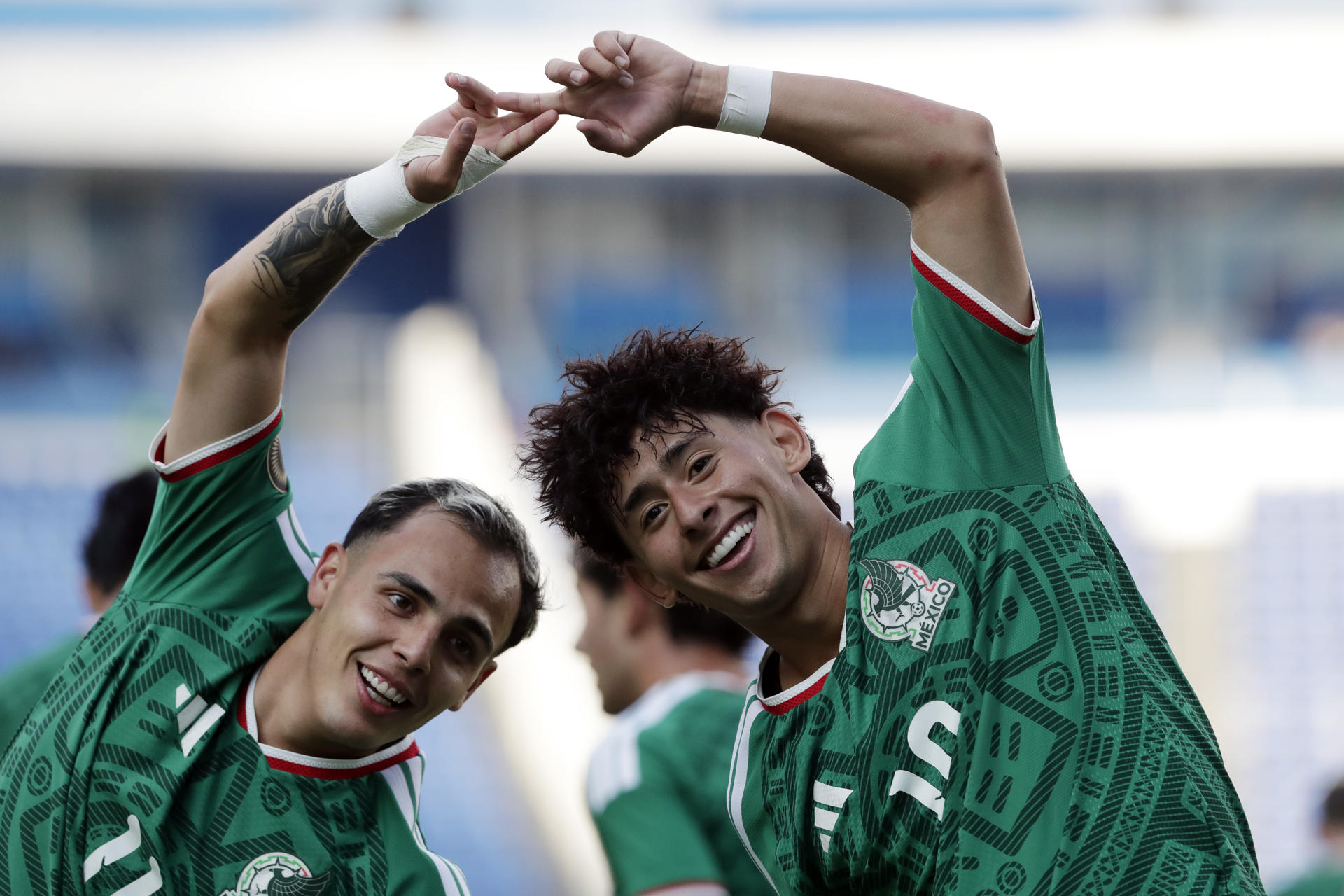 Santiago Sandoval (d) y Hugo Camberos celebran la victoria de la selección sub-20 de México sobre Antigua y Barbuda en el torneo clasificatorio para los Juegos Olímpicos de Los Ángeles jugado en el estadio Cuauhtémoc, de Puebla. EFE/ Hilda Ríos