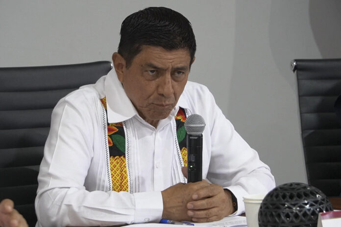 El gobernador de Oaxaca, Salomón Jara Cruz, aseguró que no solicitará licencia ni dejará su cargo tras el asesinato del periodista Francisco Alejandro Leyva Aguilar, quien había denunciado actos de hostigamiento por parte de autoridades estatales, este viernes en una rueda de prensa en Oaxaca (México). EFE/ Jesús Méndez
