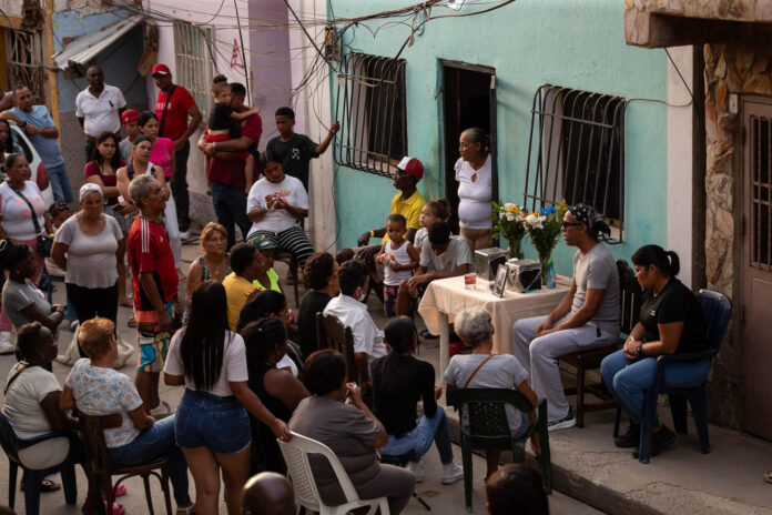 Decenas de personas fueron captadas este 24 de julio al participar en un rosario en memoria a las víctimas de los terremotos de hace un mes en Venezuela, en Catia La Mar (La Guaira, Venezuela). EFE/Ronald Peña
