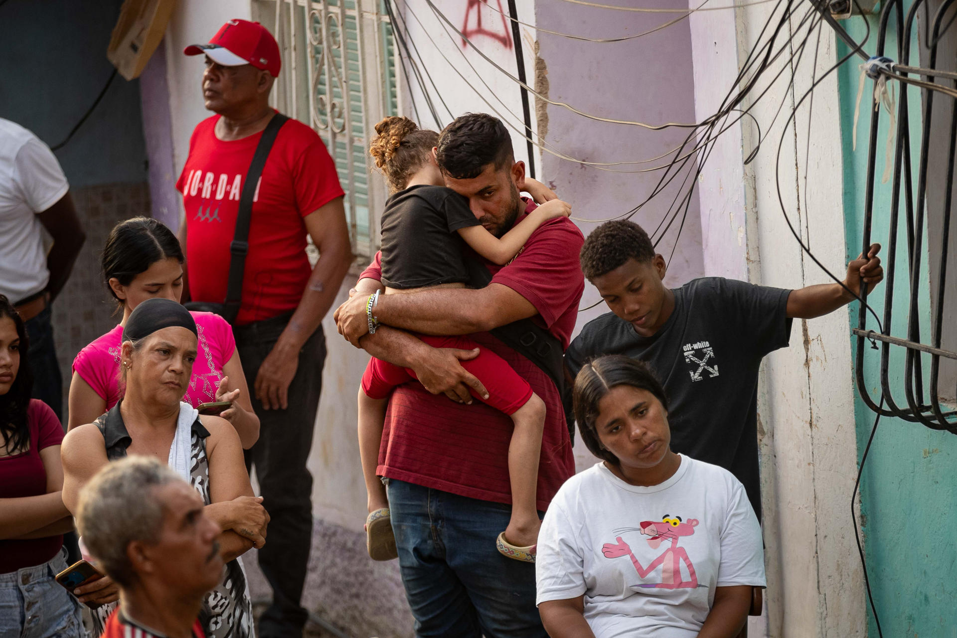 Un grupo de personas fue captado este 24 de julio al participar en un rosario en memoria a las víctimas de los terremotos de hace un mes en Venezuela, en Catia La Mar (La Guaira, Venezuela). EFE/Ronald Peña