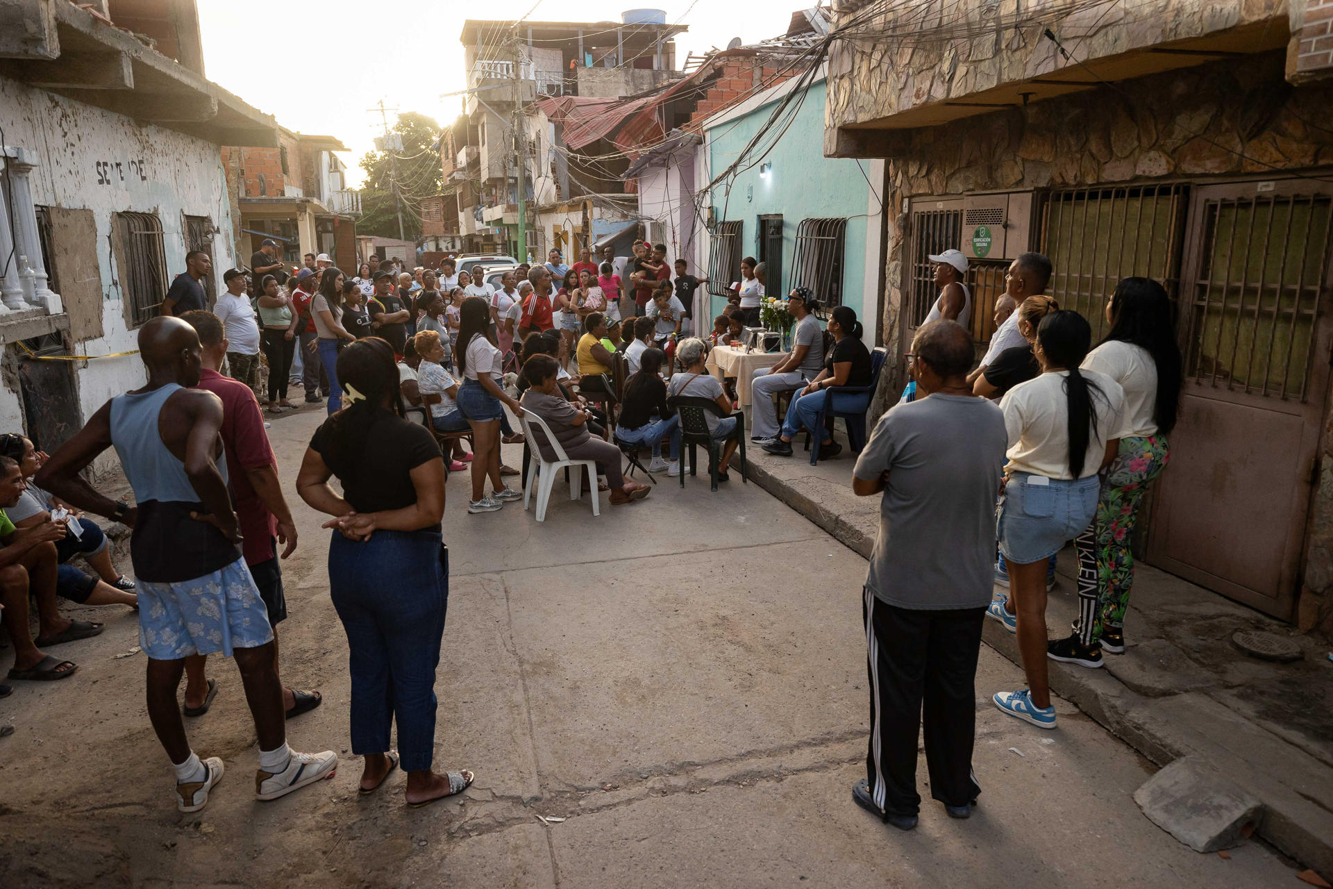 Decenas de personas fueron captadas este 24 de julio al participar en un rosario en memoria a las víctimas de los terremotos de hace un mes en Venezuela, en Catia La Mar (La Guaira, Venezuela). EFE/Ronald Peña