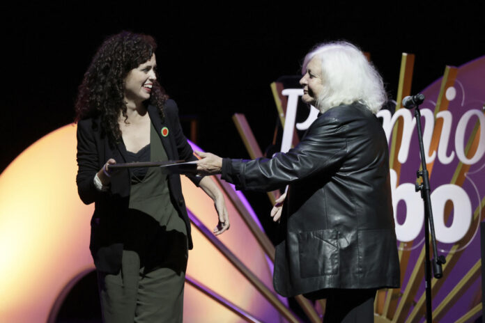 La periodista española Isabel Cárdenas (i) fue captada este 24 de julio al recibir el premio como ganadora en la categoría de Audio del XIV Festival Gabo de periodismo, en el Teatro Municipal Jorge Eliécer Gaitán, en Bogotá (Colombia). EFE/Carlos Ortega
